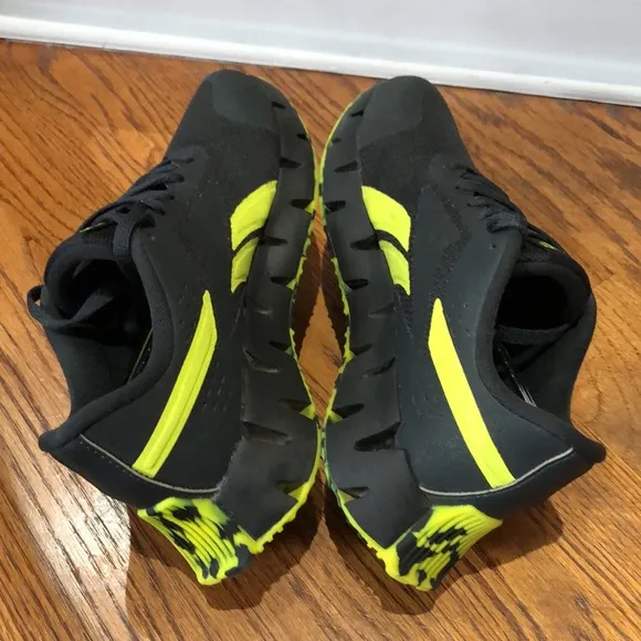 Reebok Zig Dynamica 2.0 Sneakers Size 3.5 Unisex in immaculate condition!