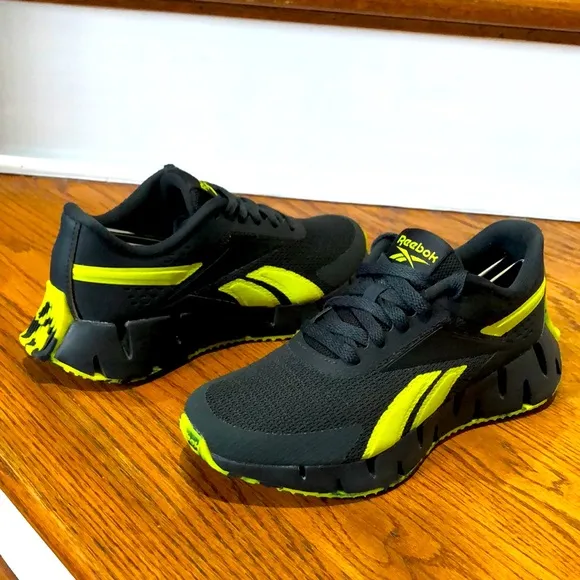 Reebok Zig Dynamica 2.0 Sneakers Size 3.5 Unisex in immaculate condition!