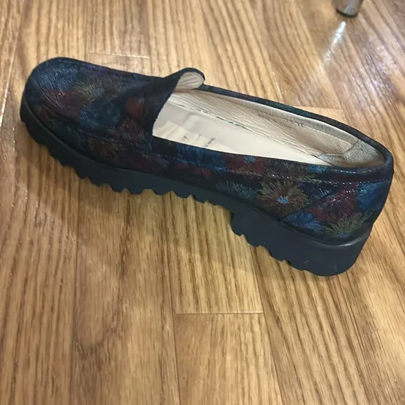 Ron White Womens Floral  Leather Slip On Lugged Sole Loafers Shoes SZ 38.5