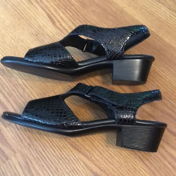 SaS suntimer black croc sandals sz 9.5.  Like new