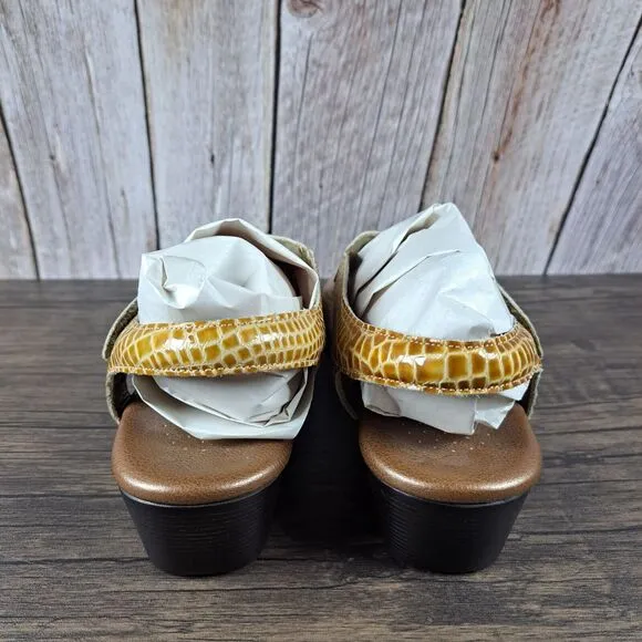 SAS Suntimer Crocodile Embossed Slingback Sandals Women's Sz 9.5 M Golden Croc