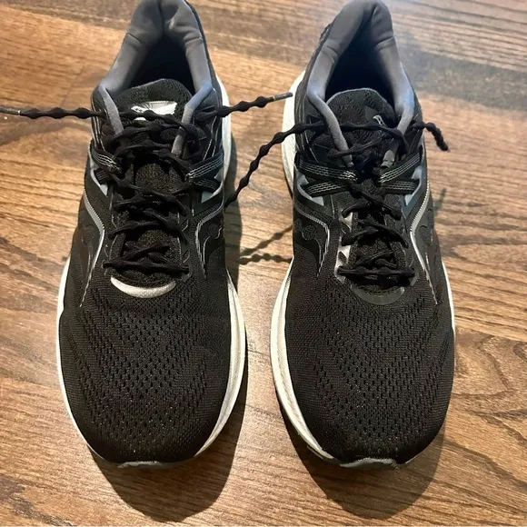 Saucony Men's Black &amp; White Triumph 20 Running Shoes US 12