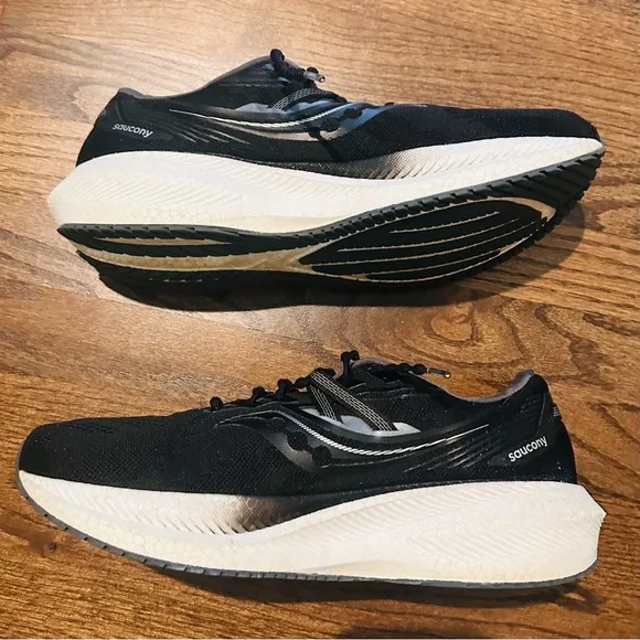 Saucony Men's Black &amp; White Triumph 20 Running Shoes US 12