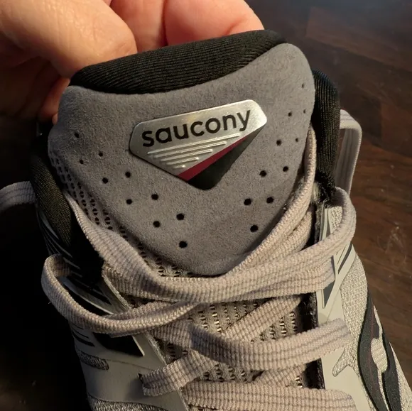 Saucony Omni 19 Gray/Black/Red Running Shoes, Mens 14, NWOT