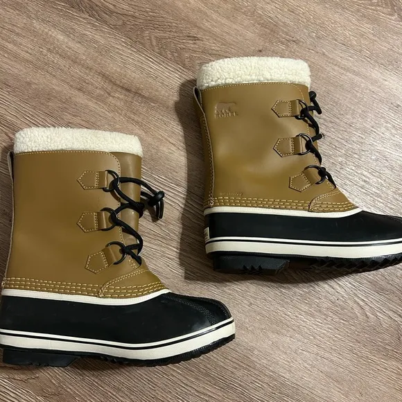 Size 4 NWOT Sorel Caribou boots