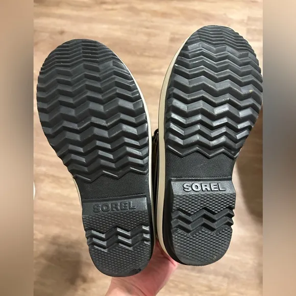 Size 4 NWOT Sorel Caribou boots