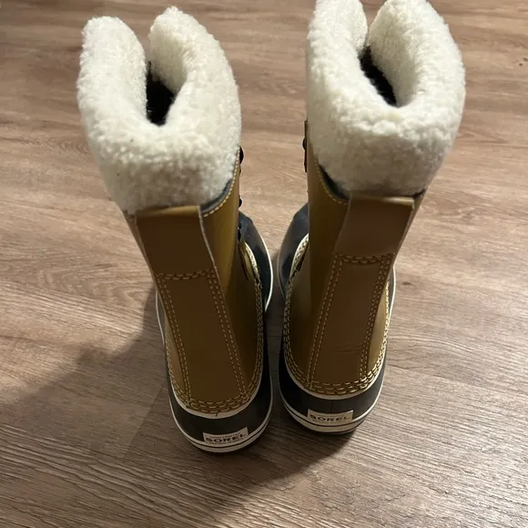 Size 4 NWOT Sorel Caribou boots