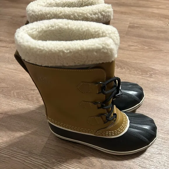 Size 4 NWOT Sorel Caribou boots