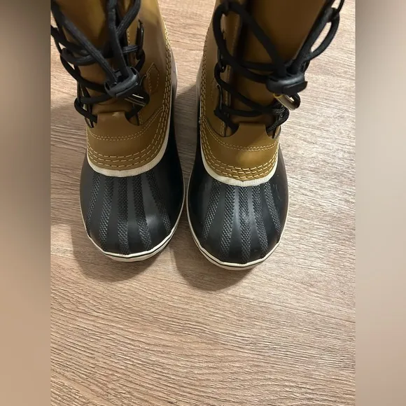Size 4 NWOT Sorel Caribou boots
