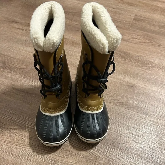 Size 4 NWOT Sorel Caribou boots
