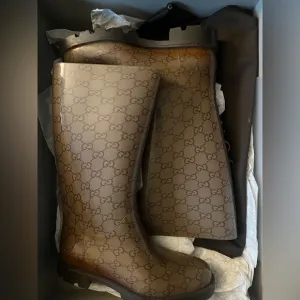 Size 6 Gucci rain boots good condition gently used