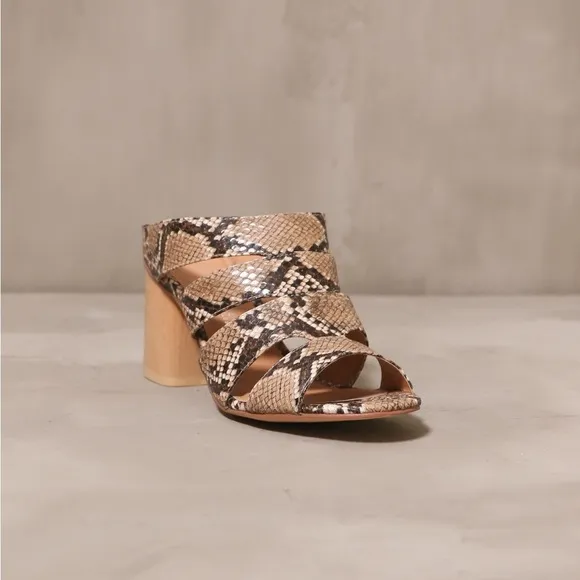 Size 7 Very Volatile Fierce &amp; Free Heels in Snake Print