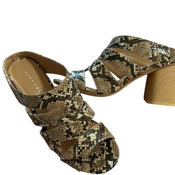 Size 7 Very Volatile Fierce &amp; Free Heels in Snake Print