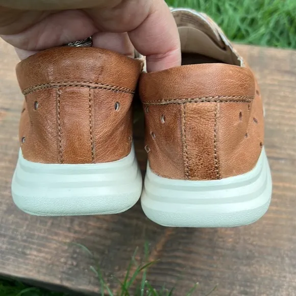 SOFFT BRAND LEATHER SLIP ON SHOES  SIZE 7.5