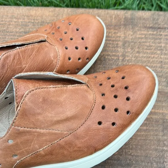SOFFT BRAND LEATHER SLIP ON SHOES  SIZE 7.5