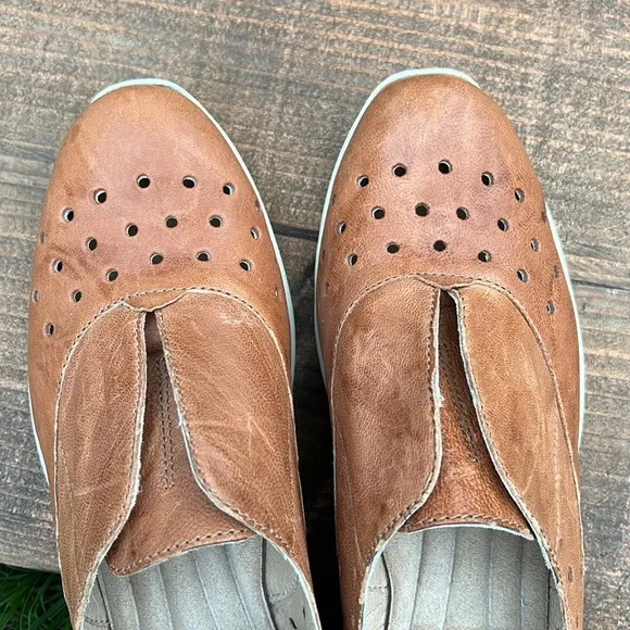 SOFFT BRAND LEATHER SLIP ON SHOES  SIZE 7.5