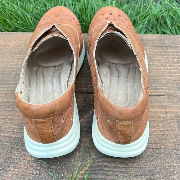 SOFFT BRAND LEATHER SLIP ON SHOES  SIZE 7.5