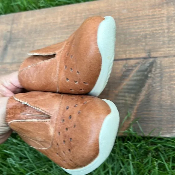 SOFFT BRAND LEATHER SLIP ON SHOES  SIZE 7.5