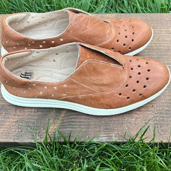 SOFFT BRAND LEATHER SLIP ON SHOES  SIZE 7.5