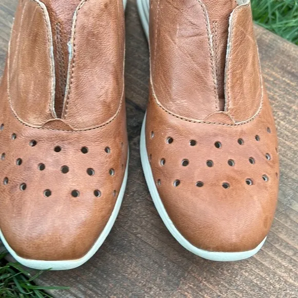 SOFFT BRAND LEATHER SLIP ON SHOES  SIZE 7.5