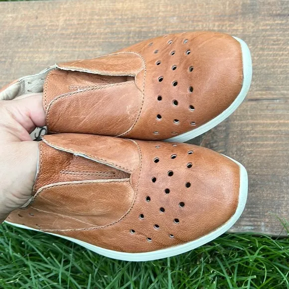 SOFFT BRAND LEATHER SLIP ON SHOES  SIZE 7.5