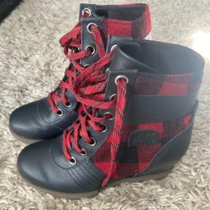 Sorel girls Lexie boots in red plaid