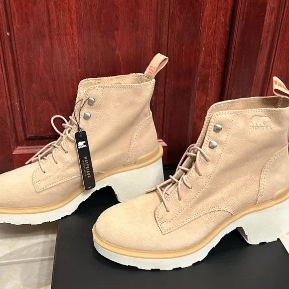 Sorel hi line lace boots size 8-new
