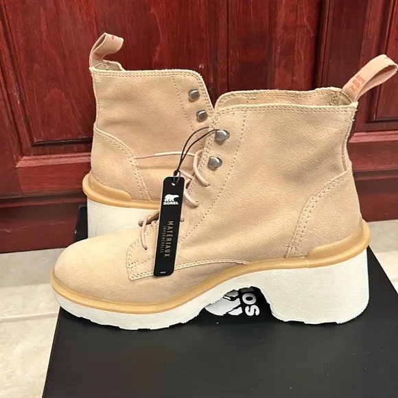 Sorel hi line lace boots size 8-new