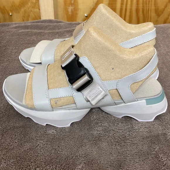 Sorel size 9 women’s Kinetic Impact sling sporty sandals