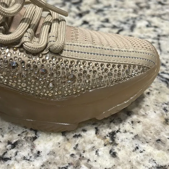 Steve Madden Maxima Sneakers Gold   Rhinestones Brand New Size 6M