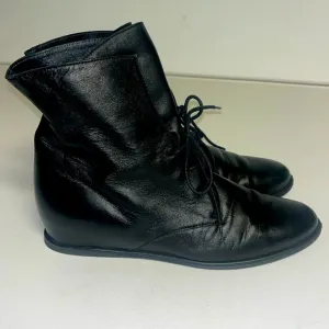 Stuart Weitzman Black Leather ankle Flat Lace Up Boots