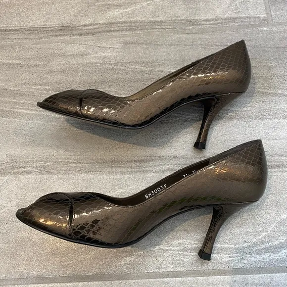 Stuart Weitzman Heels size 7.5.
