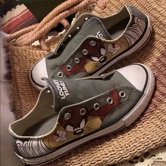 That’s All Folks Converse Looney Times cartoon sneakers Tasmanian Devil kids 2