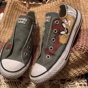 That’s All Folks Converse Looney Times cartoon sneakers Tasmanian Devil kids 2