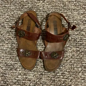 The Leather Collection woman’s sandals