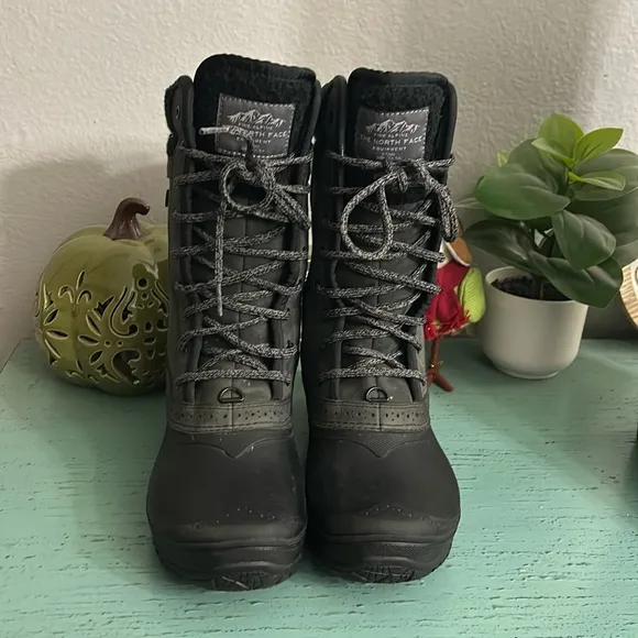 The North Face Boots SZ 8 box 155