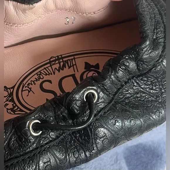 Tod's Heaven Logo Black Leather Driving  Women's Shoes, size 37, Us 7