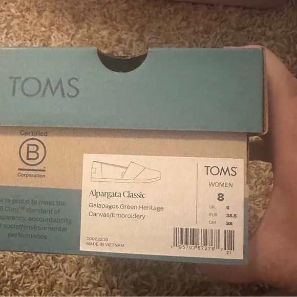 TOMS Alpagarta Classic Green 4 Leaf Clover design Slip-On Shoes- size 8- NIB