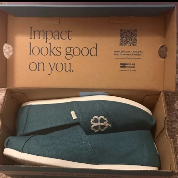 TOMS Alpagarta Classic Green 4 Leaf Clover design Slip-On Shoes- size 8- NIB
