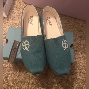 TOMS Alpagarta Classic Green 4 Leaf Clover design Slip-On Shoes- size 8- NIB
