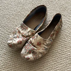 Tom’s Classics Alpargata Shoes Size 8 Loafers Flats RARE Paisley Pattern Floral