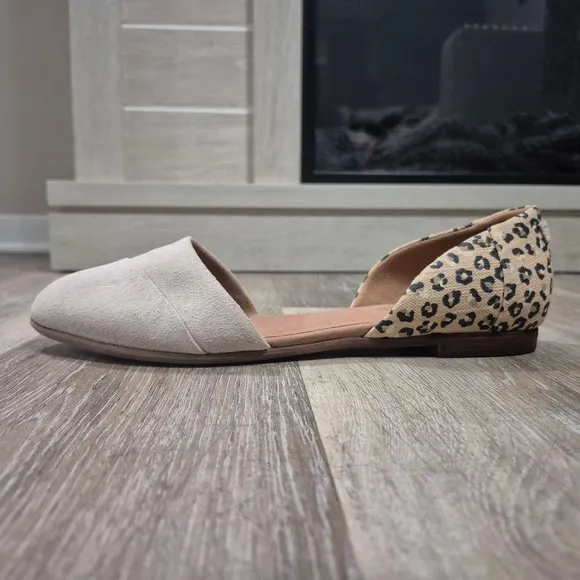 TOMS Flats Size 9.5 Beige Leopard Print