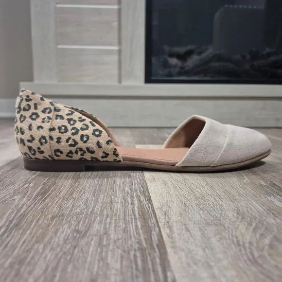 TOMS Flats Size 9.5 Beige Leopard Print