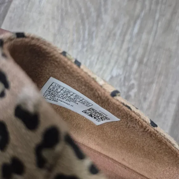 TOMS Flats Size 9.5 Beige Leopard Print