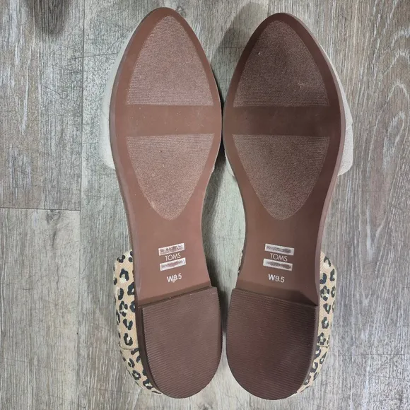 TOMS Flats Size 9.5 Beige Leopard Print
