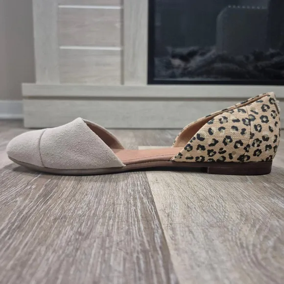 TOMS Flats Size 9.5 Beige Leopard Print