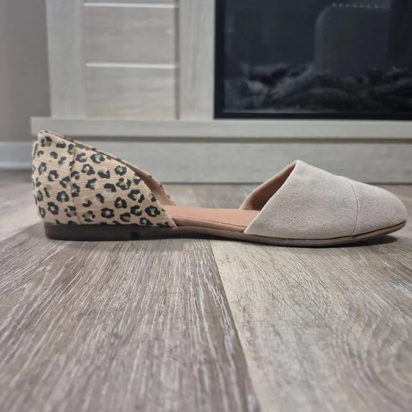TOMS Flats Size 9.5 Beige Leopard Print