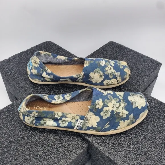 TOMS Shoes Women's 7.5 Floral Canvas Slip-On Flats