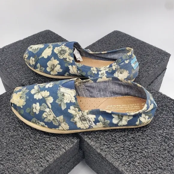 TOMS Shoes Women's 7.5 Floral Canvas Slip-On Flats