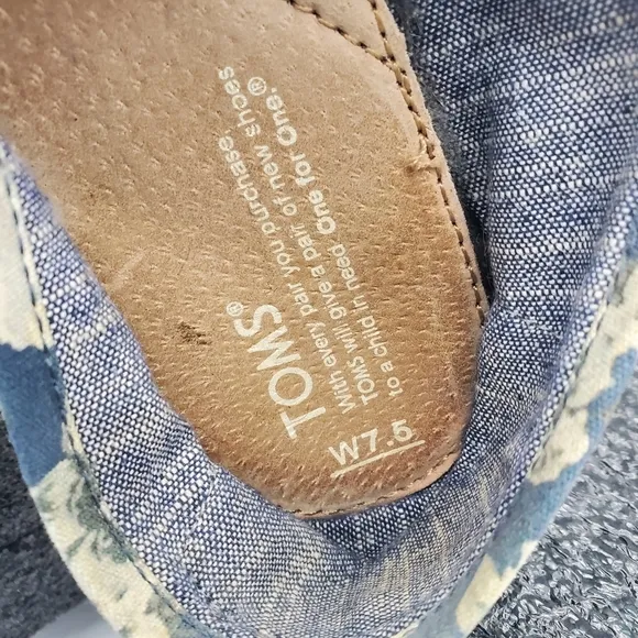 TOMS Shoes Women's 7.5 Floral Canvas Slip-On Flats